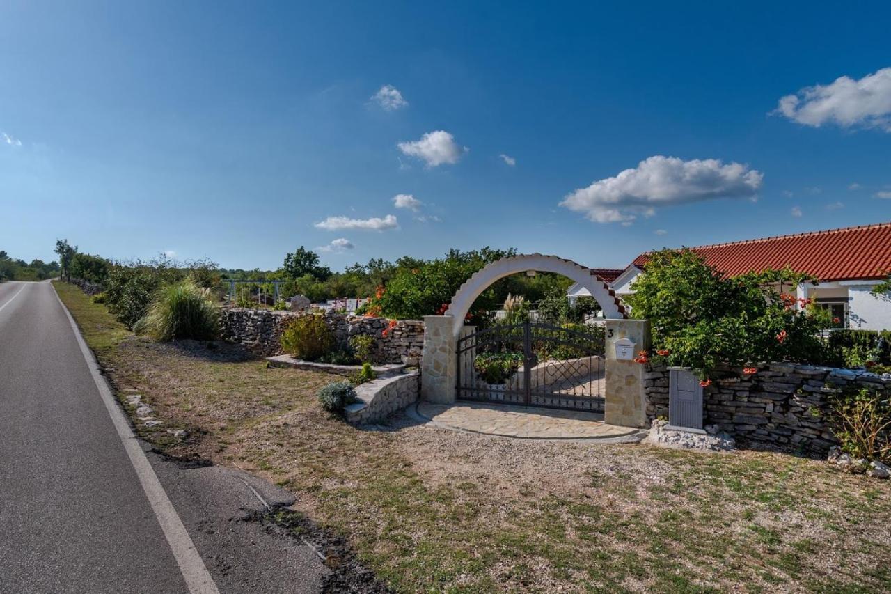 Вілла House Camellia With Fenced Pool And Playground Blizna Donja Екстер'єр фото