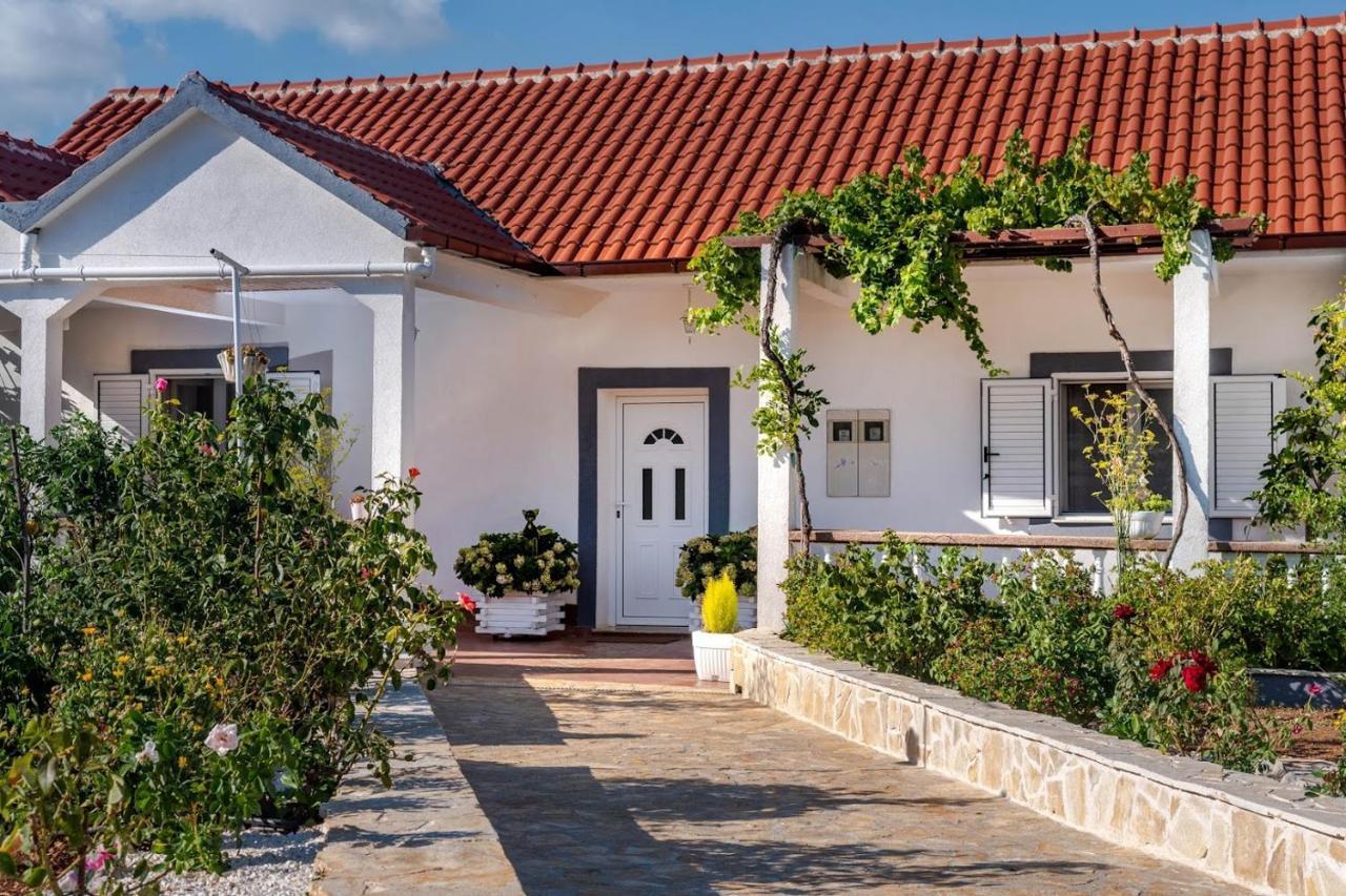 Вілла House Camellia With Fenced Pool And Playground Blizna Donja Екстер'єр фото